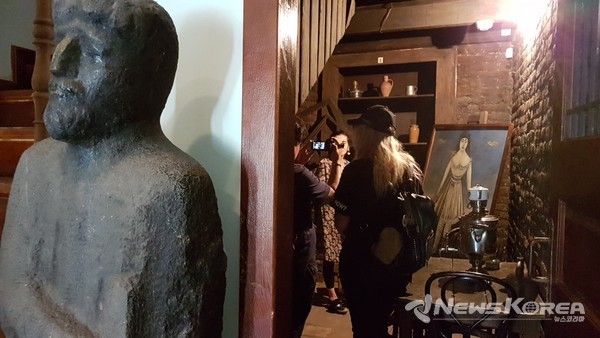 트빌리시 기차역 주변 피로스마니 박물관에 피로스마니 동상과 피로스마니 방에 놓여 있는 "마가리타" (2017년 KBS 걸어서 세계속으로 촬영 당시) @뉴스코리아  박철호 특파원