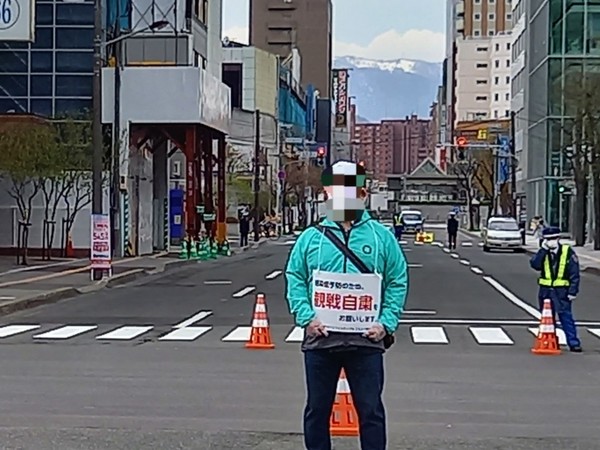 700 여명의 스태프가 곳곳에 서서 묵언 관전을 부탁하는 안내판을 들고 서 있다. @뉴스코리아 김경전 특파원