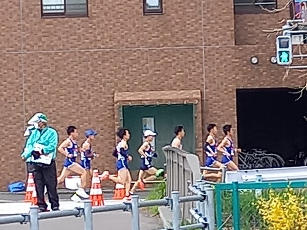  열심히 달리는 선수 너머로도  관중은  찾아 볼 수 없다. @뉴스코리아 김경전 특파원