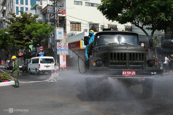 ﻿5월 6일 오전 베트남 다낭 동다(Dong Da) 거리에 소독제 살포 모습.   사진출처: VNEXPRESS