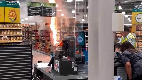 오클랜드 서부의 대형마트인 카운트다운에서 방화로 추정되는 화재가 발생하였다.(사진제공 = 위클리코리아)