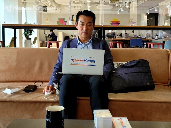  본지 문대진 기자가 실시간 뉴스를 작성하고 있다. @뉴스코리아 허승규 기자