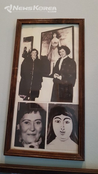 1968년 루브르 박물관 전시회를 찾아 그림속 "마가리타"옆에 선  "마가리타" , 전시회 관계자(밑은 얼굴만 확대한 사진) @뉴스코리아 박철호 특파원