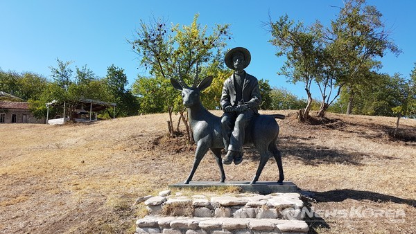 피로스마니와 그의 대표작 사슴으로 만든 동상 (미르자아니 박물관) @뉴스코리아 박철호 특파원