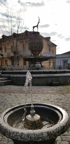 시그나기 중앙 광장에 수돗물과 분수 그리고 피로스마니 그림중 하나인 사슴  동상 (분수에 있는 조지아 전통 항아리(크베부리) 위에) @뉴스코리아 박철호 특파원