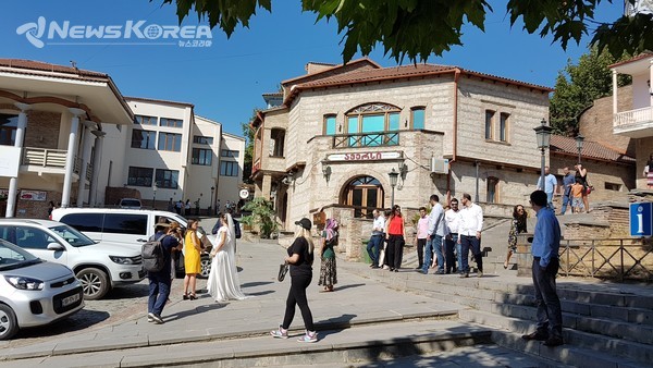 시그나기로 결혼식하러 온 러시아 커플 @뉴스코리아 박철호 특파원