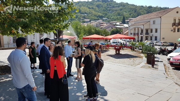 시그나기 결혼 등기소 앞에 서 있는 러시아 신랑과 신부와 친구들 @뉴스코리아 박철호 특파원