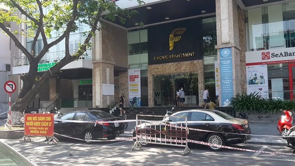 에프홈 아파트앞 경계라인이 쳐져있다. @뉴스코리아 김경태 특파원