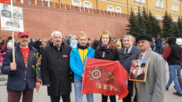 전쟁에 참가한 조상들의 사진을 들고  추모한다. @뉴스코리아 러시아 안정현 특파원 