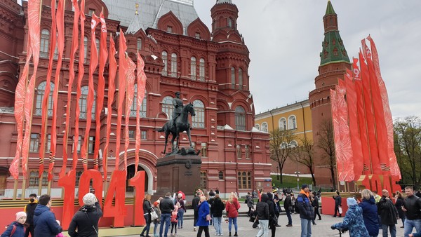 서부전선 최고 사령관, 게오르기 주꼬프 동상과  붉은 색의 모스크바 국립 박물관 @뉴스코리아 러시아 안정현 특파원
