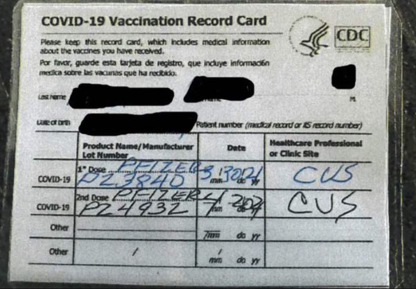 캘리포니아 클리멘트에 있는 올드코너 살롱에서 에이전트가 구입한 가짜 코로나19 예방접종 카드 @뉴스코리아 신승준 특파원 
