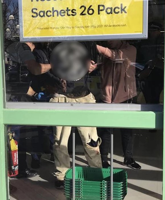 칼부림 사건으로 출동한 경찰에 의해 잡힌 범인 @위클리코리아