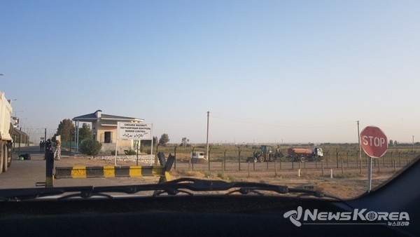 ▲우즈베키스탄 테르메즈 도시에서 아프카니스탄으로 들어가는 국경- @뉴스코리아 신현권 특파원