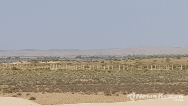 ▲우즈베키스탄 테르메즈 불교유적지 바로 옆 아프카니스탄과의국경 철책선-@뉴스코리아 신현권 특파원