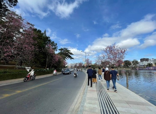 쑤언흐엉 호수를 산책하는 사람들 @뉴스코리아 이웅연 특파원