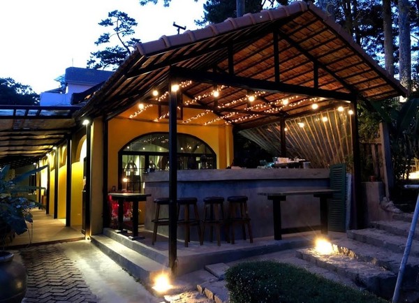 소나무 숲 안에 자리잡고 있는 지중해 음식 레스토랑 @뉴스코리아 이웅연 특파원 