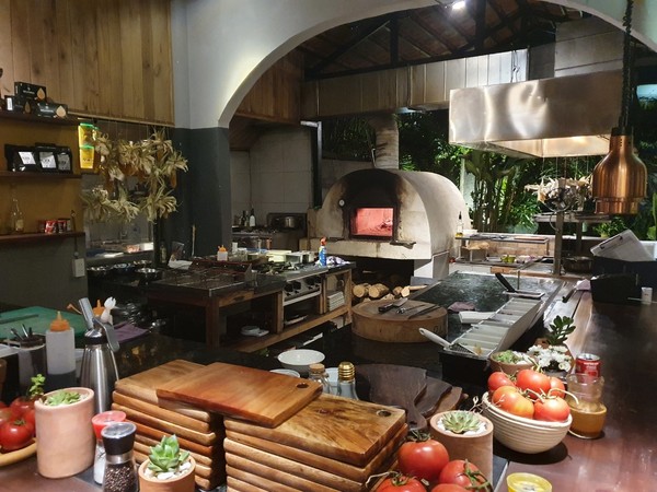 깔끔하게 잘 정돈 되어있는 레스토랑 오픈형 주방 @뉴스코리아 이웅연 특파원 