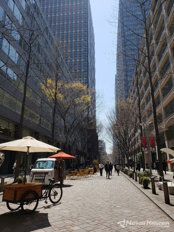 2019년 가을 도쿄 마루노우치의 전경. 직장인들의 점심식사를 위한 키친카와 야외 테이블이 늘어서있다. @뉴스코리아 김양현 특파원