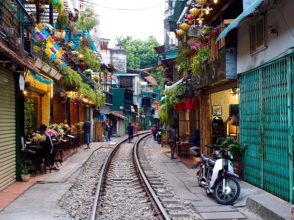 하노이 기찻길 사이로 있는 마을 @뉴스코리아 이웅연 특파원 