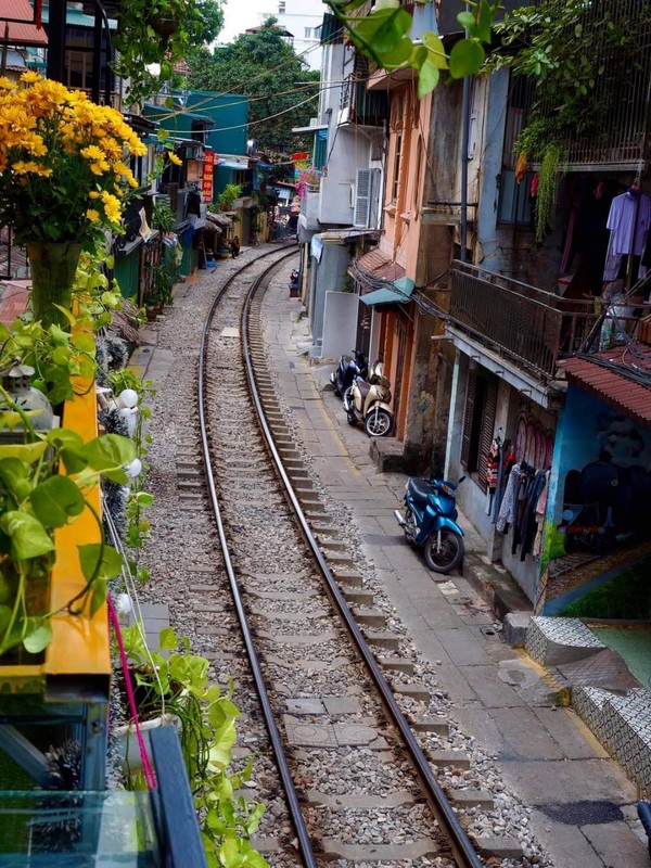 기찻길을 양쪽으로 마주보고 생활하는 사람들 @뉴스코리아 이웅연 특파원 