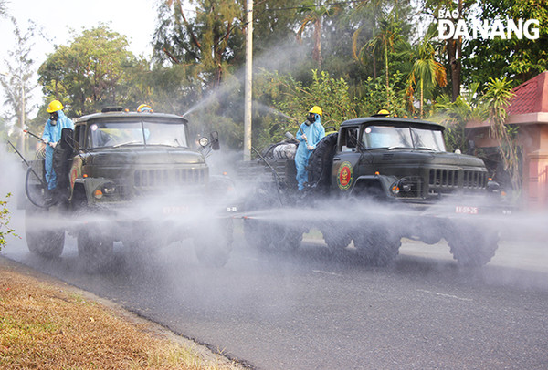 ﻿다낭 안돈 산업단지내 소독, 살균제를 살포하는 모습.   사진출처: DanangToday