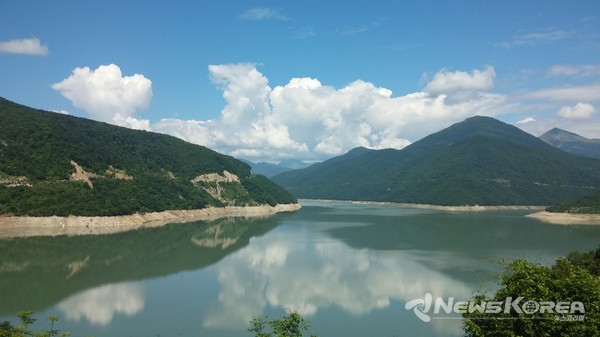 샤틸리로 들어서는 갈림길 진입로에 위치한 진발리 호수 (진발리 호수는 댐으로 인해 만들어지 호수이며 트빌리시의 상수원이다) @뉴스코리아 박철호 특파원