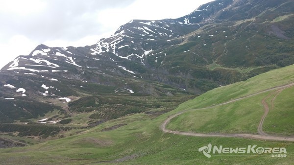 폐광촌을 지나면 본격적으로 비포장 길이 시작되며 50키로 미터 이상 비포장 길로 이동하며 고도를 높여서 올라 간다. @뉴스코리아 박철호 특파원