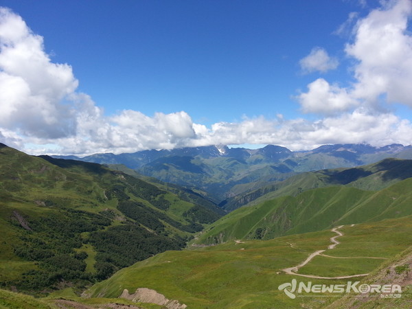 고도가 높아질수록 천혜의 절경들의 모습이 보이기 시작한다 @뉴스코리아 박철호 특파원