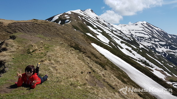 6월 중순에도 주변 곳곳에 눈이 녹지 않았다. @뉴스코리아 박철호 특파원