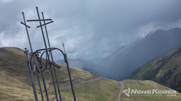 곰 십자가 고개 정상에 만들어진 십자가 조형물 @뉴스코리아 박철호 특파원