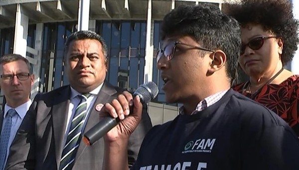 웰링턴 국회 밖에서 국경봉쇄로 인해 이산가족이 된 이민자들이 시위를 하고 있다.(사진제공 = 위클리코리아)