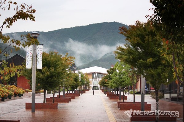 정면의 흰색 지붕이 오나가와 역이다. @뉴스코리아 김양현 특파원