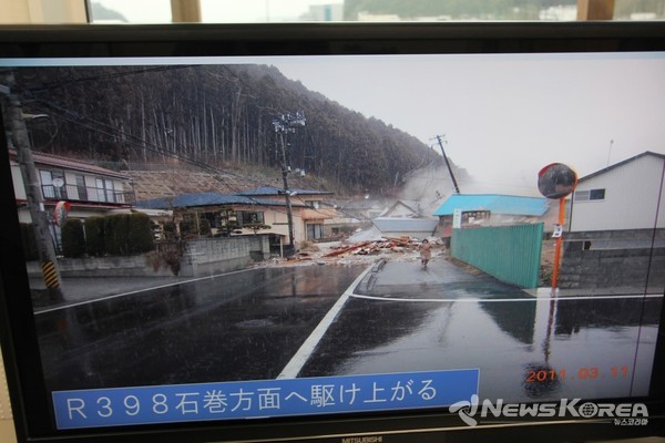 안내 카운터에는 쓰나미 당일의 사진을 모아둔 영상이 상영되고 있었다. @뉴스코리아 김양현 특파원