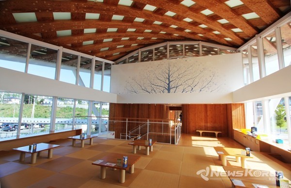 종이로 만들어진 오나가와 역과 이어지는 온천 유폿포의 2층 휴게 라운지 @뉴스코리아 김양현 특파원