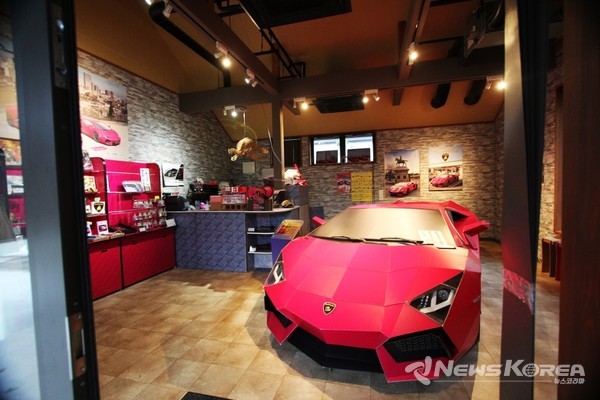 택배상자로 만든 실물 크기의 람보르기니 @뉴스코리아 김양현 특파원