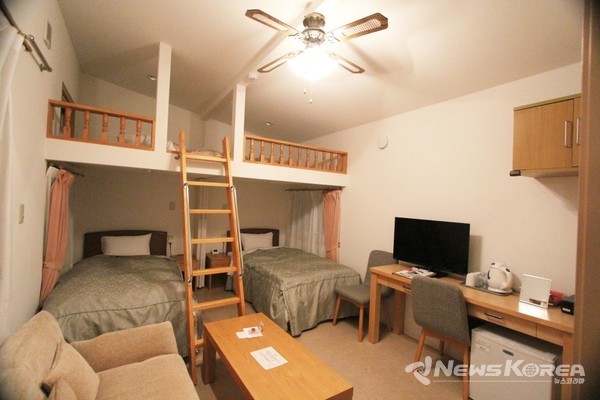 총 4인이 묵을 수 있는 복층 베드의 이동식 컨테이너 숙박시설의 룸 내부 @뉴스코리아 김양현 특파원