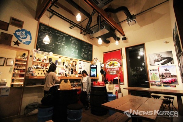 마을 주민들이 카운터에서 게임을 즐기고 있다. @뉴스코리아 김양현 특파원