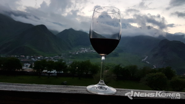 해발 5,047미터 코카서스 산맥에 7번째 봉우리 카즈벡을 바라보면서 @ 뉴스 코리아 코카서스 조지아 박 철호 특파원