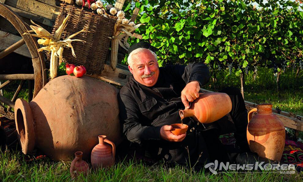 조지아 전통 와인 항아리 크베부리와 전통 황토 와인병,와인잔 그리고 조지아 어르신 @뉴스코리아 박철호 특파원