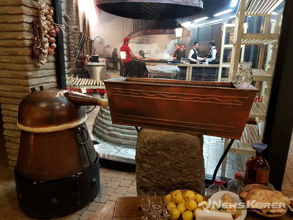 포도를 발효 하여 와인을 만들고 남은 포도 찌꺼기를 증류하여 만드는 조지아 전통 독주인 차차/ 처음 나오면 80도가 넘는다 ,계속 증류하여 45도 ~ 60도를 만든다 @뉴스코리아 박철호 특파원