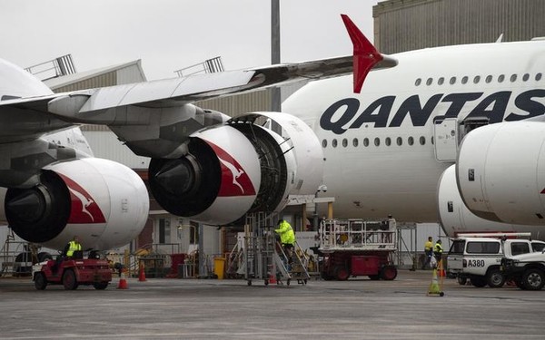 호주 다윈의 RAAF 기지에 도착한 송환 항공편