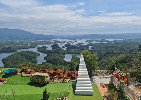 멋진 전망의 따둥 호수 @뉴스코리아 이웅연 특파원 