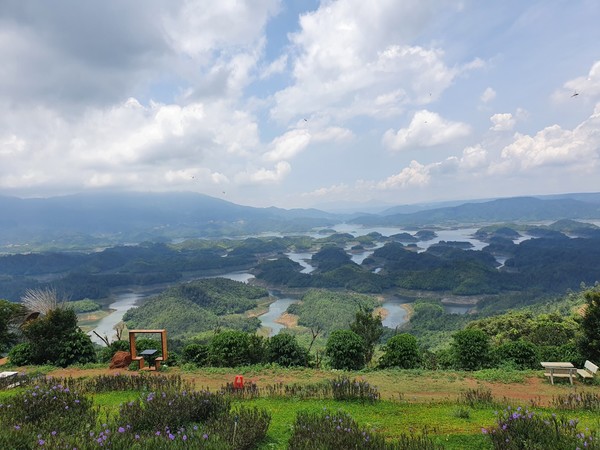 닥농성 따둥 호수의 모습은 베트남 북부 하롱베이를 연상케 한다. @뉴스코리아 이웅연 특파원 