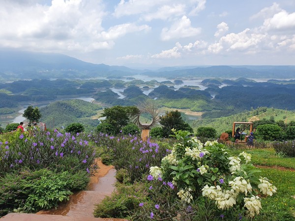 예쁜 그림 같은 따둥 탑뷰 홈스테이 정원과 호수의 작은섬들과 맑은 하늘의 조화가 한폭의 수채화 같다. @뉴스코리아 이웅연 특파원 