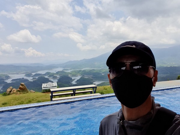 야외 수영장 벤치에 앉아 멍하니 바라보는 호수 전망이 좋다. @뉴스코리아 이웅연 특파원 