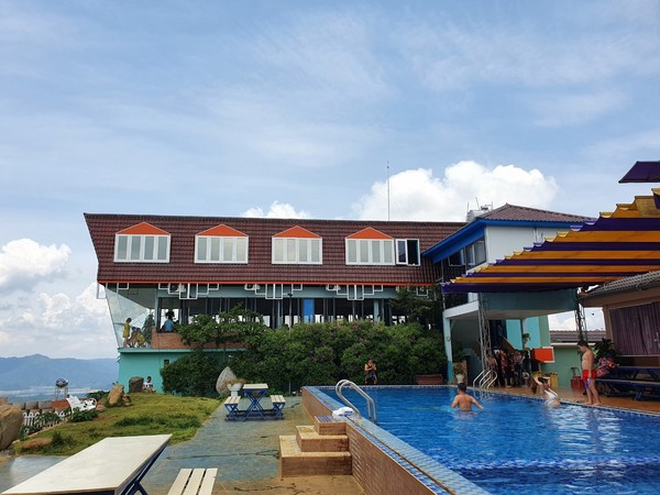 멋진 구조물의 식당 겸 카페와 야외 수영장 @뉴스코리아 이웅연 특파원 