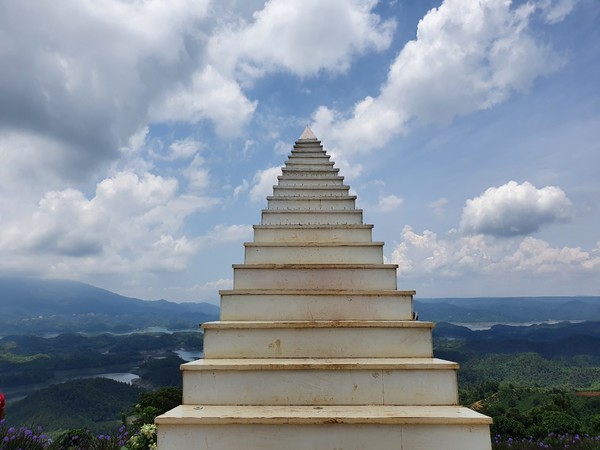 하늘과 맞닿을것 같은 천국으로 가는 계단 @뉴스코리아 이웅연 특파원 