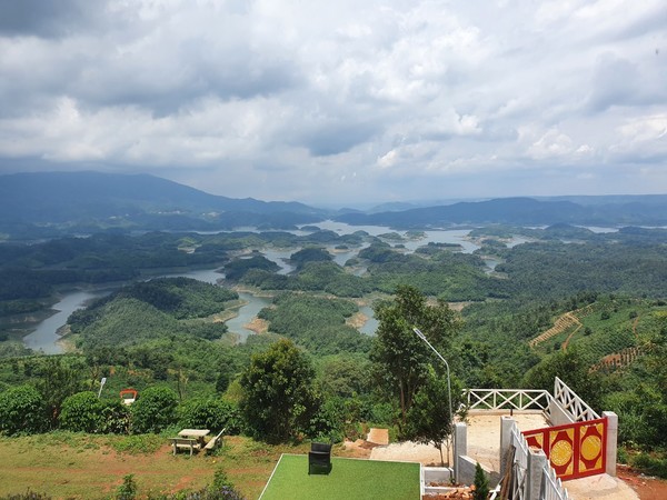 큰 호수를 가득 메운 작은섬들 @뉴스코리아 이웅연 특파원 