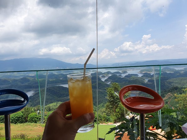 2층 카페에 앉아 통유리를 통해보는 전망도 좋다. @뉴스코리아 이웅연 특파원 