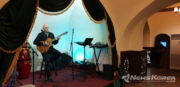 밤 11시로 통행 금지 시간이 연장 되어 레스토랑등에서 공연이 일부는 재개 될것 같다 @뉴스코리아 박철호 특파원